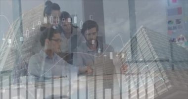 Dizüstü bilgisayarla çeşitli iş adamları üzerinde finansal veri işleme animasyonu. küresel iş, finans, veri işleme ve teknoloji konsepti dijital olarak oluşturulmuş video.