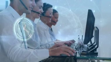 Telefon kulaklığı kullanan çeşitli iş adamlarının veri işleme animasyonları. küresel iş ve dijital arayüz kavramı dijital olarak oluşturulmuş video.