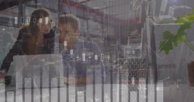 Dizüstü bilgisayarla çeşitli iş adamları üzerinde finansal veri işleme animasyonu. küresel iş, finans, veri işleme ve teknoloji konsepti dijital olarak oluşturulmuş video.
