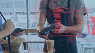 Akıllı telefonla ödeme yapan beyaz kadın hakkında veri işleme animasyonu. küresel perakende, teknoloji ve veri işleme kavramı dijital olarak oluşturulmuş video.