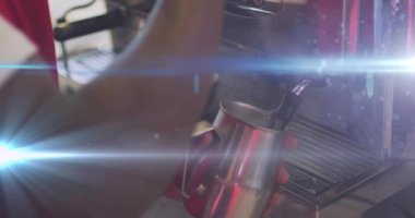 Kahve makinesi kullanan melez bir adamın üzerindeki ışık lekelerinin animasyonu. küresel iş ve dijital arayüz kavramı dijital olarak oluşturulmuş video.