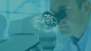 Kafkas erkek bilim adamı üzerinde beyin oluşturan metinlerin animasyonu. küresel bilim, bilgisayar ve dijital arayüz kavramı dijital olarak oluşturulmuş video.