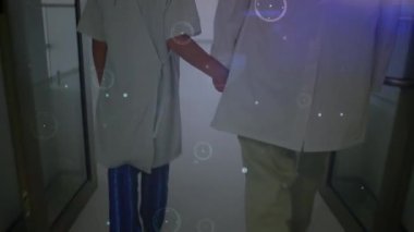 Muhtelif doktor ve hastalar arasındaki bağlantı ağının animasyonu. küresel sağlık, sağlık ve bağlantılar konsepti dijital olarak oluşturulmuş video.