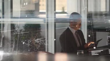 Çift ırklı iş adamının finansal veri işleme animasyonu. küresel iş, veri işleme ve dijital arayüz kavramı dijital olarak oluşturulmuş video.