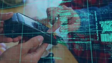 Beyaz adamın kredi kartıyla ödeme yapması üzerine veri işleme animasyonu. küresel perakende, teknoloji ve veri işleme kavramı dijital olarak oluşturulmuş video.