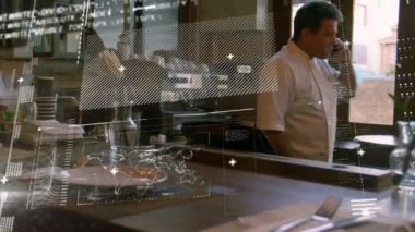 Çift ırklı erkek şef üzerinden finansal veri işleme animasyonu. küresel iş, veri işleme ve dijital arayüz kavramı dijital olarak oluşturulmuş video.