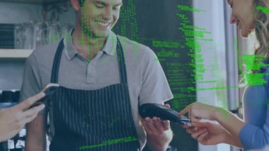 Beyaz bir kadının kredi kartıyla ödediği veri işleme animasyonu. küresel perakende, teknoloji ve veri işleme kavramı dijital olarak oluşturulmuş video.