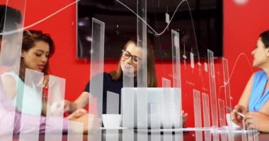 Dizüstü bilgisayarla çeşitli iş adamları üzerinde finansal veri işleme animasyonu. küresel iş, finans, veri işleme ve dijital arayüz kavramı dijital olarak oluşturulmuş video.