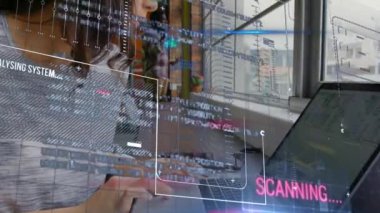 Çift ırklı iş kadını üzerine finansal veri işleme animasyonu. küresel iş, veri işleme ve dijital arayüz kavramı dijital olarak oluşturulmuş video.