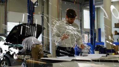 Çift ırklı iş adamının finansal veri işleme animasyonu. küresel iş, veri işleme ve dijital arayüz kavramı dijital olarak oluşturulmuş video.