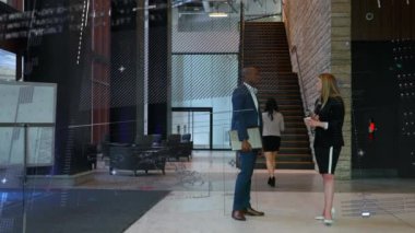 Çeşitli iş adamları üzerinde finansal veri işleme animasyonu. küresel iş, veri işleme ve dijital arayüz kavramı dijital olarak oluşturulmuş video.