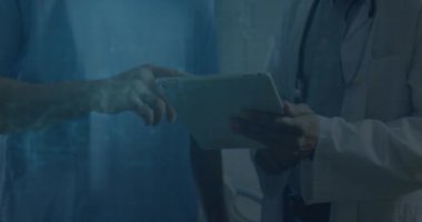 Çeşitli doktorlar üzerinden bilgisayar devre paneliyle bağlantı ağının animasyonu. küresel tıp, sağlık ve bağlantılar konsepti dijital olarak oluşturulmuş video.