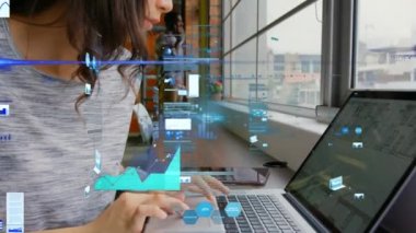 Çift ırklı iş kadını üzerine finansal veri işleme animasyonu. küresel iş, veri işleme ve dijital arayüz kavramı dijital olarak oluşturulmuş video.