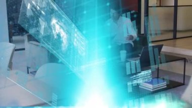 Çeşitli iş adamları üzerinde finansal veri işleme animasyonu. küresel iş, veri işleme ve dijital arayüz kavramı dijital olarak oluşturulmuş video.