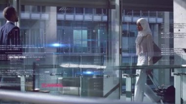 Çeşitli iş adamları üzerinde finansal veri işleme animasyonu. küresel iş, veri işleme ve dijital arayüz kavramı dijital olarak oluşturulmuş video.