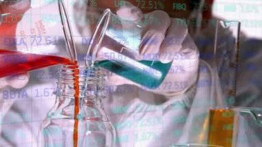 Sıvı ve beyaz erkek bilim adamlarıyla beherler üzerinde borsa animasyonu. küresel bilim ve dijital arayüz kavramı dijital olarak oluşturulmuş video.