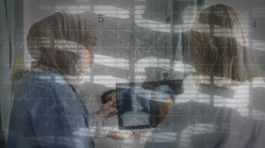Zincirlerin, çeşitli kadın doktorların konuşmaları üzerine kurulması. küresel tıp ve dijital arayüz kavramı dijital olarak üretilen video.