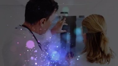 Kafkasyalı doktorların üzerinde röntgenli ışık lekeleri. küresel tıp ve dijital arayüz kavramı dijital olarak üretilen video.