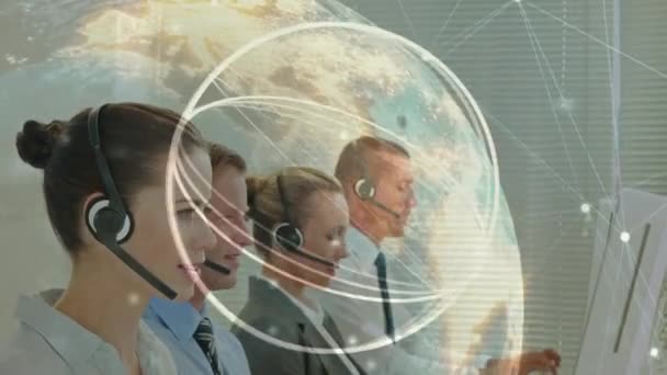 Telefon Kulaklığı Kullanan Çeşitli Adamlarının Veri Işleme Animasyonları Küresel Dijital — Stok video