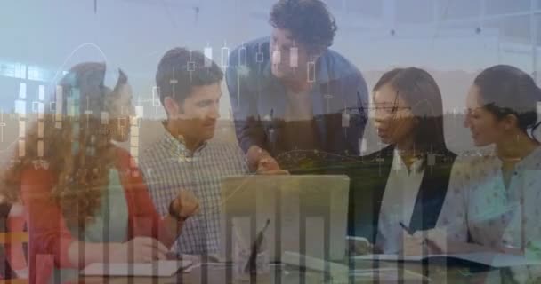 オフィスで技術を扱う多様なビジネスマンのグループ上の財務データのアニメーション ビジネス テクノロジーの概念がデジタルで生成されたビデオ — ストック動画