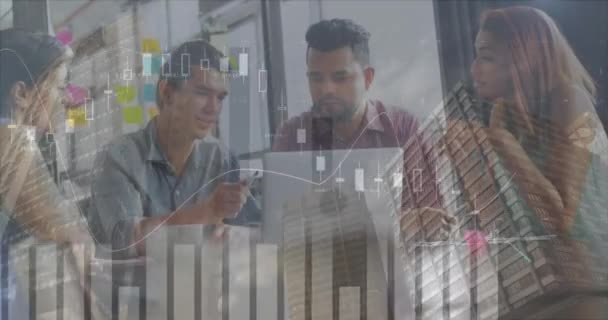 Анимация Финансовых Данных Над Группой Различных Бизнесменов Работающих Технологиями Офисе — стоковое видео