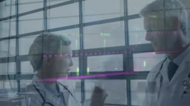 Kafkas doktorların üzerinde yürüyen insanların konuşmalarının animasyonu. küresel tıp ve dijital arayüz kavramı dijital olarak üretilen video.