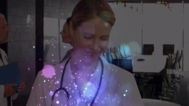 Kafkasyalı kadın doktorun gülümsemesi üzerine ışık lekeleri. küresel tıp ve dijital arayüz kavramı dijital olarak üretilen video.