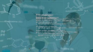 Çeşitli bilim adamları üzerinde veri işleme ve kimyasal formüllerin animasyonu. küresel bilim, tıp ve dijital arayüz kavramı dijital olarak üretilen video.