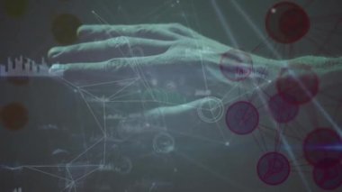 Kafkas 'ın elinin biyometrik taramasında dünya çapındaki bağlantıların animasyonu. küresel hesaplama, ağlar ve dijital arayüz konsepti dijital olarak oluşturulmuş video.