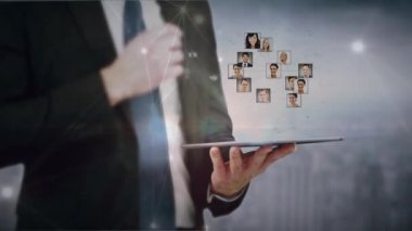 Tablet kullanan Kafkas işadamı üzerinden insanların fotoğraflarıyla bağlantılı dünya animasyonları. küresel hesaplama, ağlar ve dijital arayüz konsepti dijital olarak oluşturulmuş video.