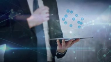 Tablet kullanan Kafkasyalı işadamı üzerinden küresel bağlantı ağının animasyonu. küresel hesaplama, ağlar ve dijital arayüz konsepti dijital olarak oluşturulmuş video.