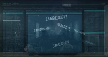 Kafkasyalı erkek hacker üzerinde veri işleme animasyonu. küresel teknoloji ve veri işleme kavramı dijital olarak oluşturulmuş video.