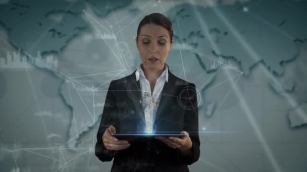 태블릿을 사용하는 카시안 사업가를 범세계적 네트워크 애니메이션 글로벌 컴퓨팅 네트워크 — 비디오