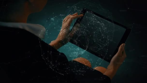 Tablet Kullanan Kafkas Kadını Üzerinden Dünya Çapındaki Bağlantıların Animasyonu Küresel — Stok video