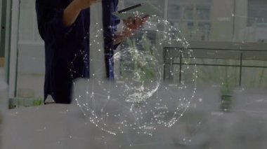 Akıllı telefon ve tablet kullanarak Asyalı iş adamı üzerinden bağlantı ağının animasyonu. küresel iş, teknoloji, ağ, bağlantılar ve dijital arayüz konsepti dijital olarak oluşturulmuş video.