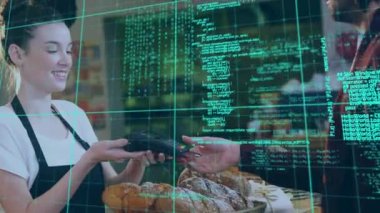 Beyaz adamın kredi kartıyla ödeme yapması üzerine veri işleme animasyonu. küresel perakende, teknoloji ve veri işleme kavramı dijital olarak oluşturulmuş video.