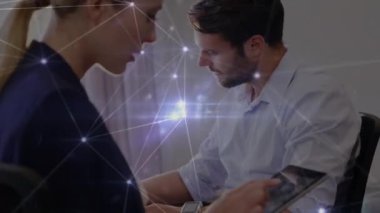 Tablet kullanan beyaz iş kadını üzerinden bağlantı ağının animasyonu. küresel iş, teknoloji, ağ, bağlantılar ve dijital arayüz konsepti dijital olarak oluşturulmuş video.