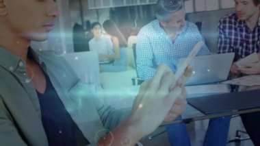 Elektronik cihazlar kullanarak çeşitli insanlar üzerinden bağlantı ağının animasyonu. küresel iş, teknoloji, ağ, bağlantılar ve dijital arayüz konsepti dijital olarak oluşturulmuş video.