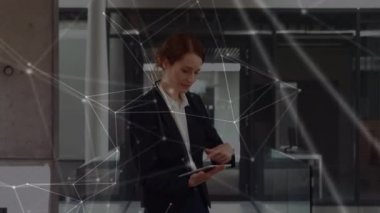 Tablet kullanan beyaz iş kadını üzerinden bağlantı ağının animasyonu. küresel iş, teknoloji, ağ, bağlantılar ve dijital arayüz konsepti dijital olarak oluşturulmuş video.