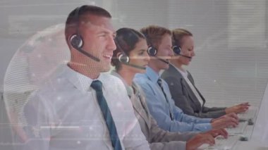 Telefon kulaklığı kullanan çeşitli iş adamlarının veri işleme animasyonları. küresel iş ve dijital arayüz kavramı dijital olarak oluşturulmuş video.
