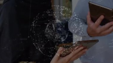 Elektronik cihazlar kullanarak çeşitli insanlar üzerinden bağlantı ağının animasyonu. küresel iş, teknoloji, ağ, bağlantılar ve dijital arayüz konsepti dijital olarak oluşturulmuş video.