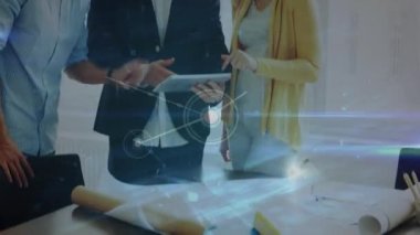 Tablet kullanan farklı insanlar üzerinden bağlantı ağının animasyonu. küresel iş, teknoloji, ağ, bağlantılar ve dijital arayüz konsepti dijital olarak oluşturulmuş video.