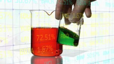 Sıvı beherler üzerinde borsa animasyonu. küresel bilim ve dijital arayüz kavramı dijital olarak oluşturulmuş video.