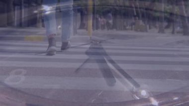 Kafkasyalı iş adamının yürüdüğü saatin animasyonu. küresel iş ve dijital arayüz kavramı dijital olarak oluşturulmuş video.