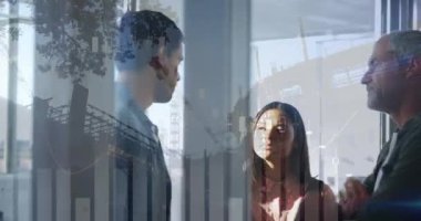 Çeşitli iş adamları üzerinde finansal veri işleme ve şehir manzarasının animasyonu. küresel iş, veri işleme ve dijital arayüz kavramı dijital olarak oluşturulmuş video.