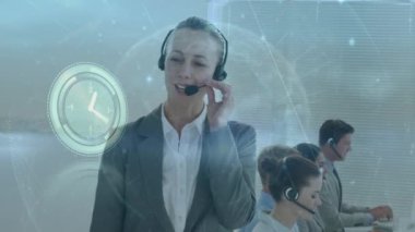 Telefon kulaklığı kullanan çeşitli iş adamlarının veri işleme animasyonları. küresel iş ve dijital arayüz kavramı dijital olarak oluşturulmuş video.