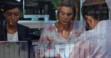 Çeşitli iş adamları üzerinde finansal veri işleme animasyonu. küresel iş, veri işleme ve dijital arayüz kavramı dijital olarak oluşturulmuş video.