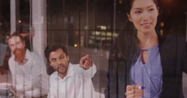 Çeşitli iş adamları üzerinde finansal veri işleme animasyonu. küresel iş, veri işleme ve dijital arayüz kavramı dijital olarak oluşturulmuş video.