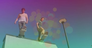 Kafkasyalı kaykaycıların üzerindeki renkli noktaların animasyonu. global spor ve dijital arayüz konsepti dijital olarak oluşturulmuş video.