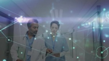 Çeşitli doktorlar üzerindeki bağlantı ağının animasyonu. küresel sağlık, sağlık ve bağlantılar konsepti dijital olarak oluşturulmuş video.